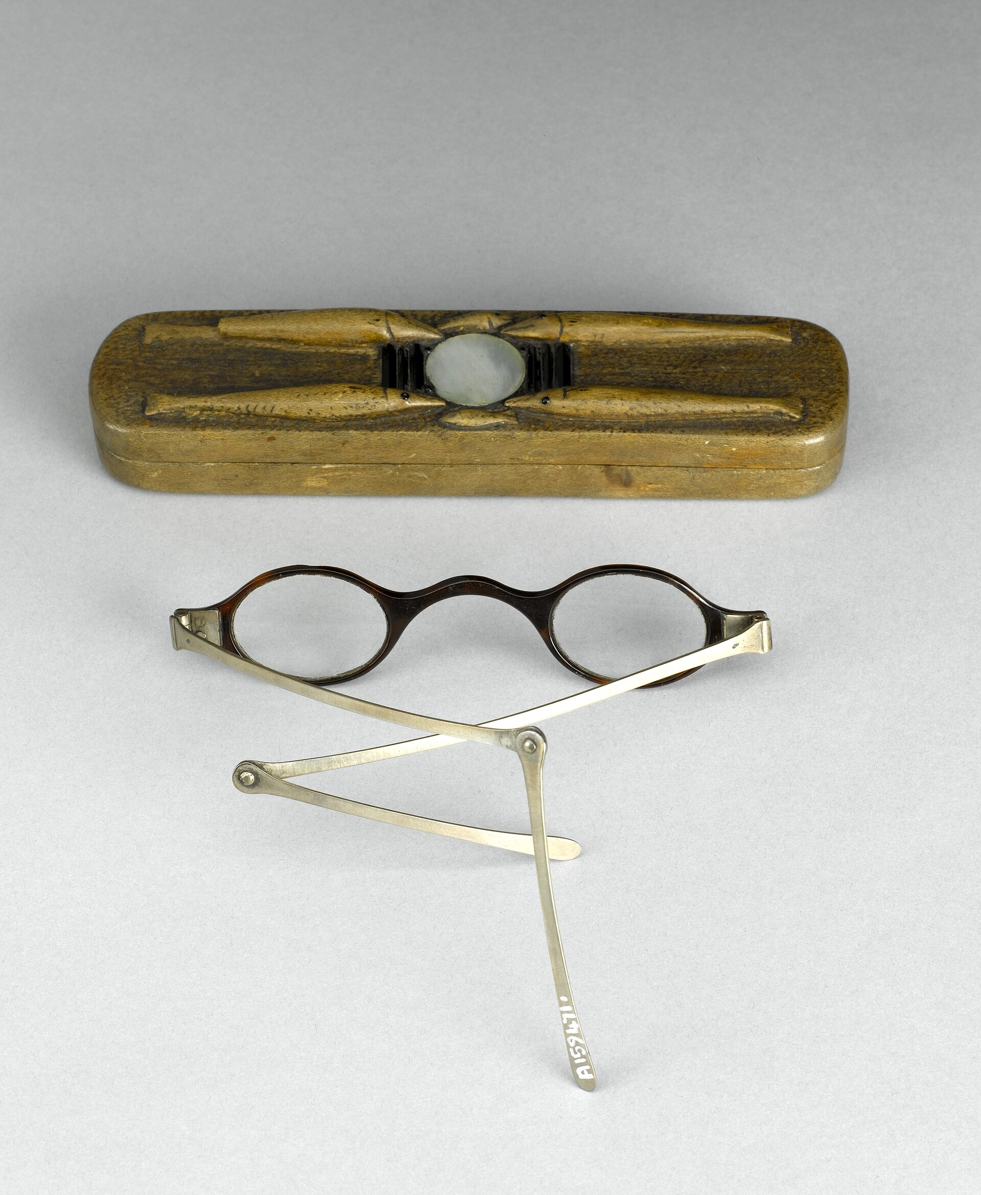 Turn pin spectacles, tortoiseshell frames, silver arms, hall Wellcome L0057637.jpg — illustrating When Does a Bold Frame Stop Working? A Real Answer